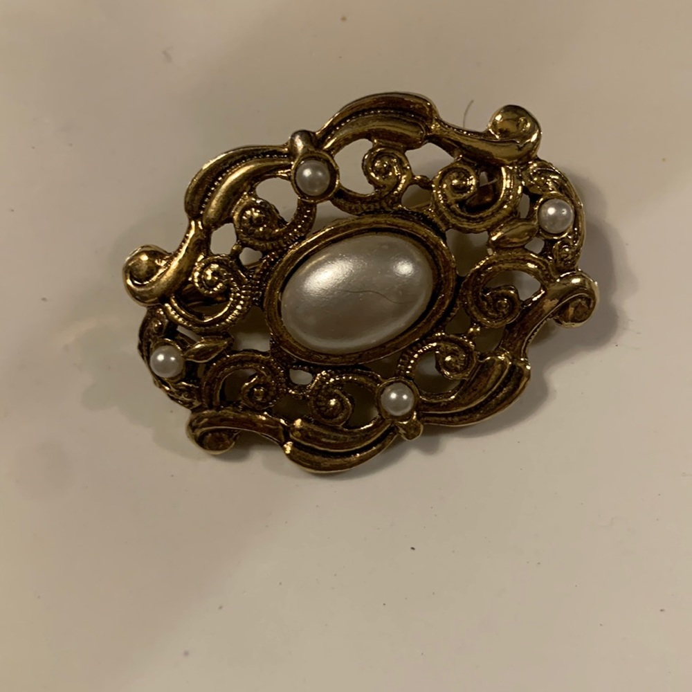 PearlIn Golden Ornate Frame Brooch